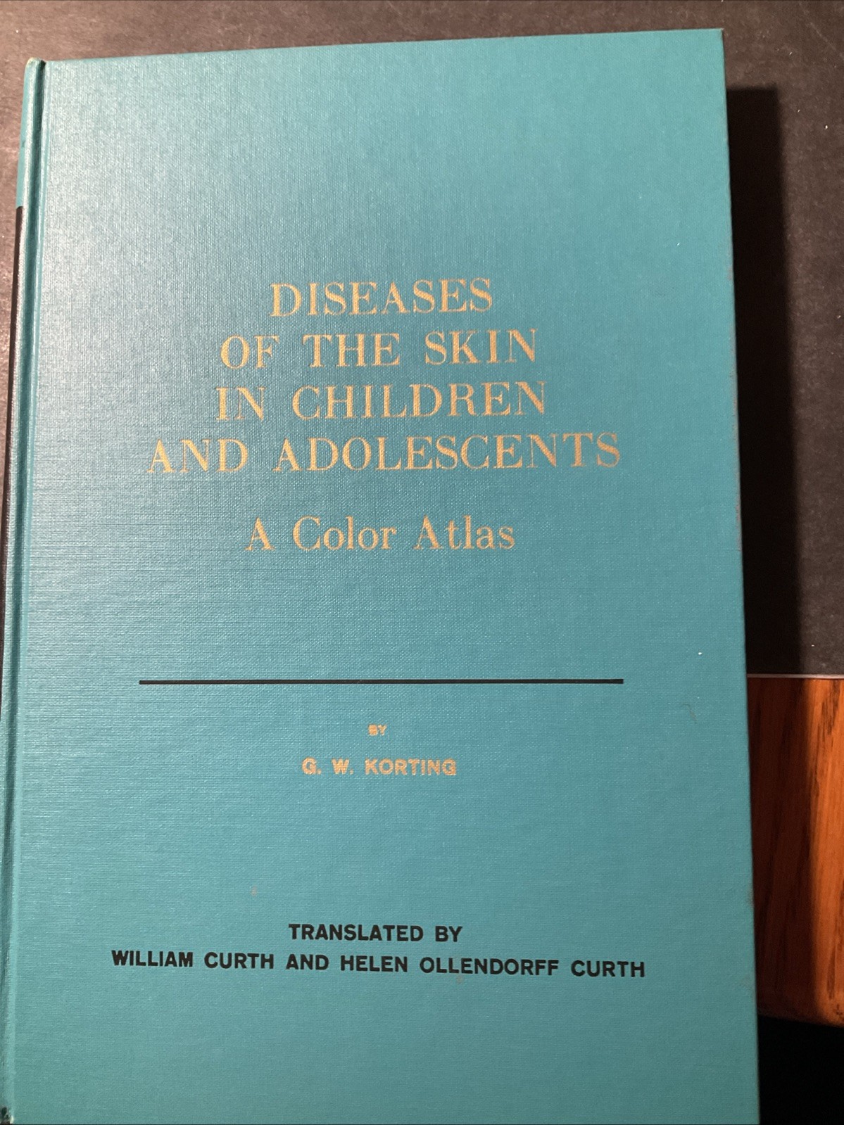 Diseases of the skin in children and adolescents: A color atlas / B1653