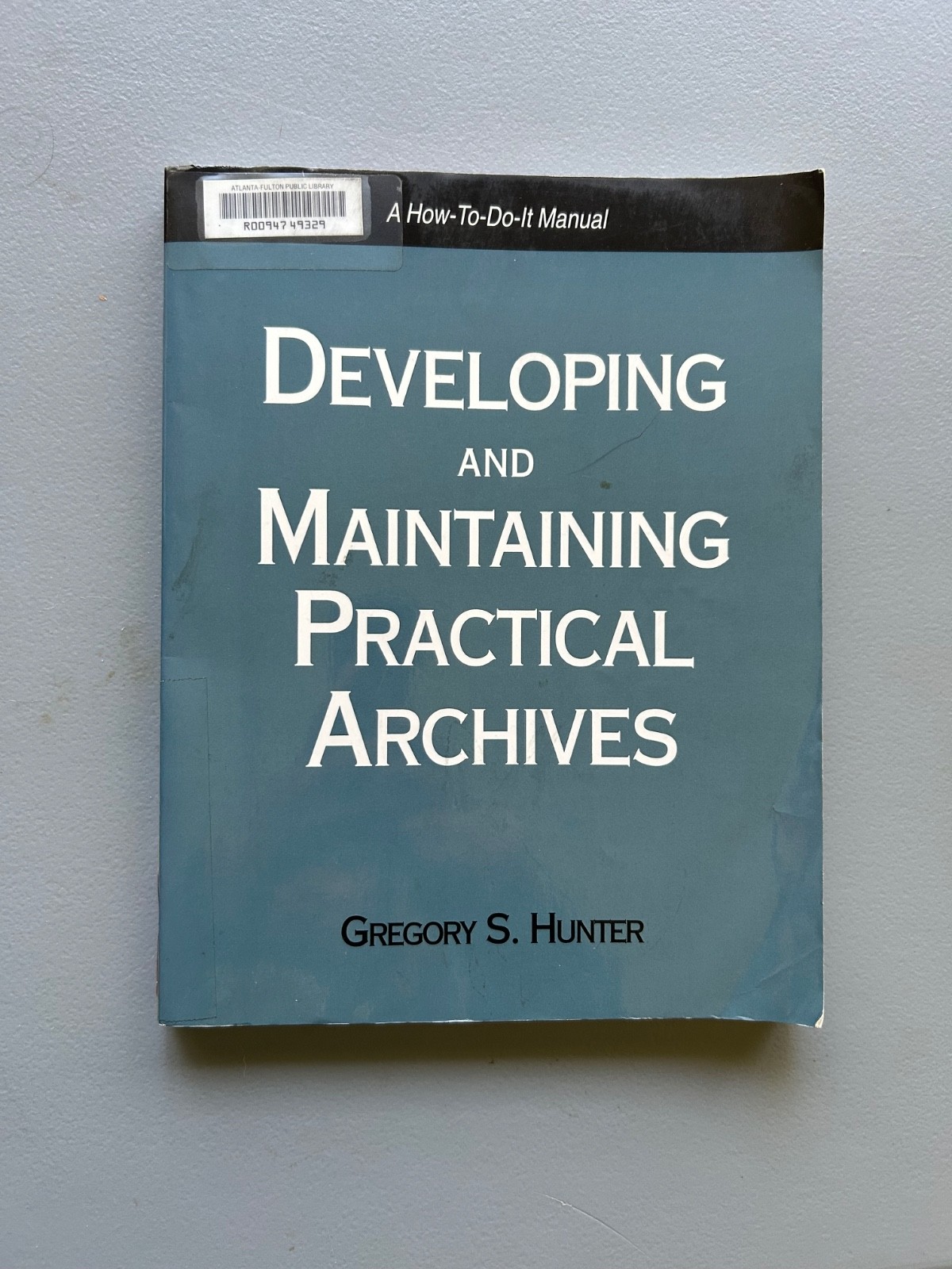 Developing and Maintaining Practical Archives : A How-to-Do-It Ma